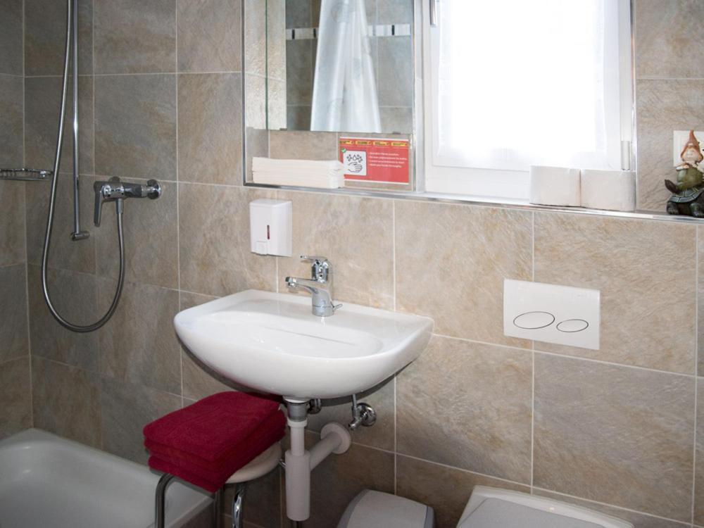 Hotel Restaurant Raben Linthal Екстер'єр фото