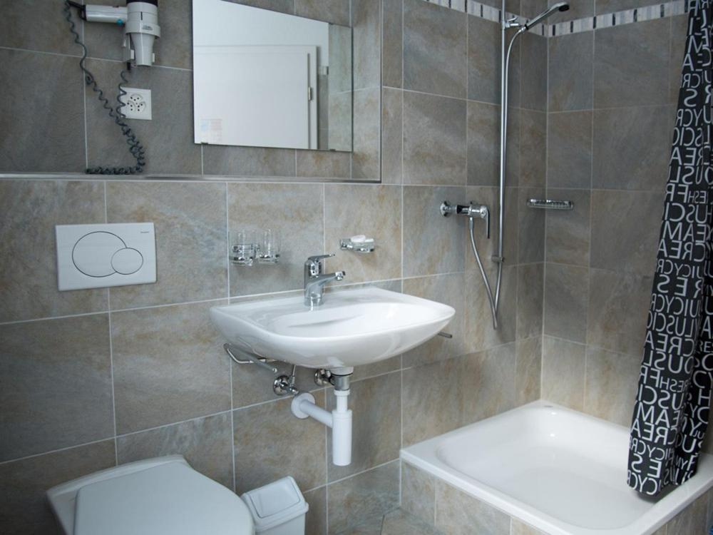 Hotel Restaurant Raben Linthal Екстер'єр фото